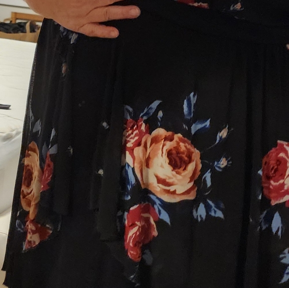 Black Wrap with peach and red roses - Picture 9 of 9